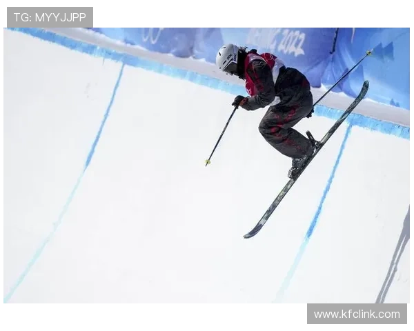 自由式滑雪女子U型场地决赛顺利进行